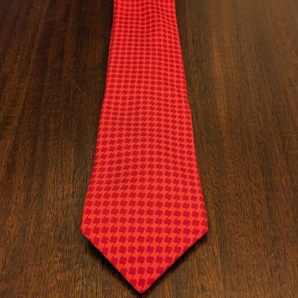 Men's Hermes Tie. EUC. Two toned red design.